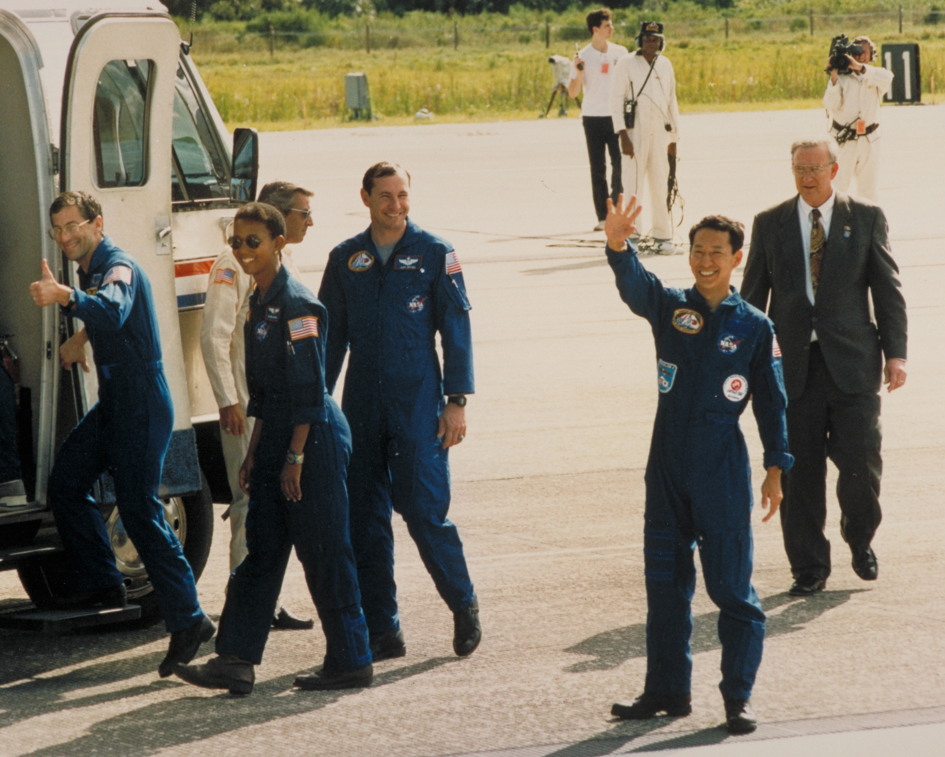 着陸後関係者に手を振る毛利衛宇宙飛行士。1992年9月20日（日本時間）©JAXA／NASA
